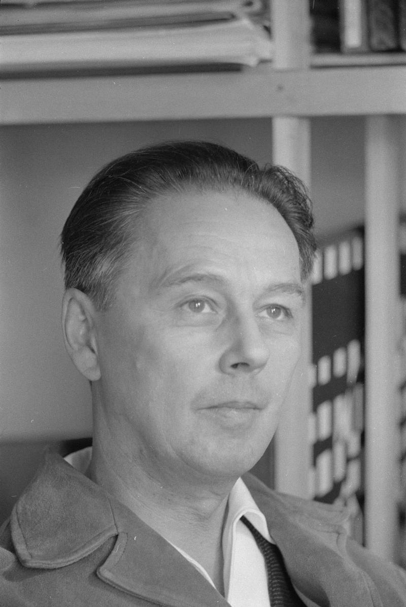 Sculpture Vasarely en mouvement optique, jeu de formes géométriques noir et blanc